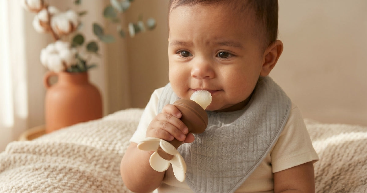 Mi bebé se lo lleva todo a la boca: ¿cómo saber si le están saliendo los dientes y cómo aliviarlo?
