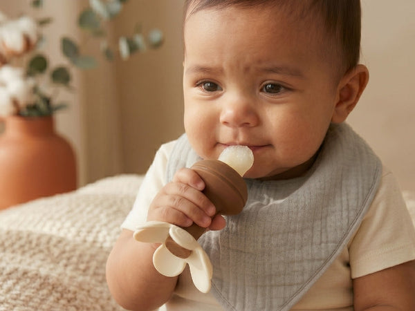 Mi bebé se lo lleva todo a la boca: ¿cómo saber si le están saliendo los dientes y cómo aliviarlo?