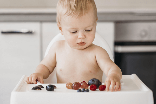 Come evitare che i bambini si soffochino con l'uva? Guida sicura al BLW e primo soccorso per i genitori