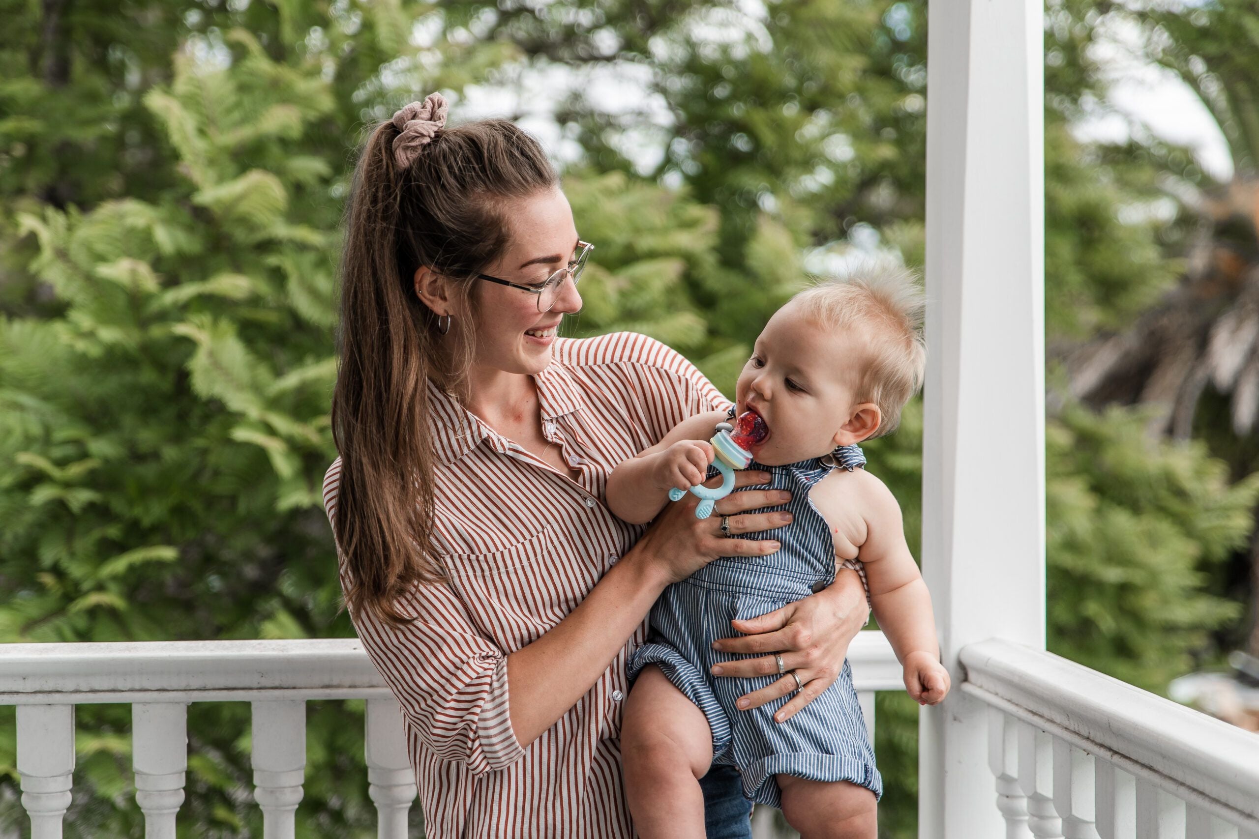 Alimentador anti-ahogo y mordedor con cubitera de HAAKAA